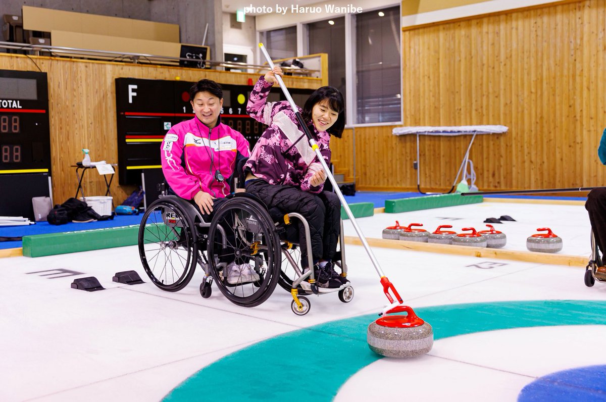 parasapo's tweet photo. 📰 #パラサポWEB ✍
⚡COMING SOON⚡

#Tokyo2020 日本代表 カヌー #瀬立モニカ 選手と車いすラグビー🥉 #今井友明 選手が、 #車いすカーリング を初体験🥌
当日、先生役を務めた #戸田雄也 選手も「お上手👏センスの塊✨」と絶賛😮⁉️

協力🤝日本車いすカーリング協会
🛶@monika3252🏐@tomoaki_imai9 https://t.co/CpX6i6rd8J