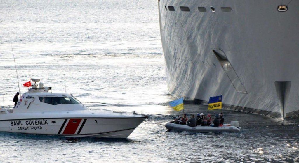 maksymeristavi's tweet photo. these are ukrainian kids trying to stop abramovich’s megayacht from docking in turkey and evading sanctions. this is what ukrainian kids are doing for europe. make sure europe is doing enough for them https://t.co/xxYYHCCC9J