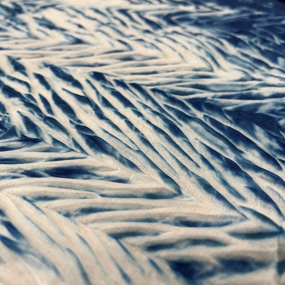 StudentConsMelb's tweet photo. Last weekend SC@M went to Handmakers Factory in West Footscray, where students learnt how to prepare their own indigo dye vat and how to use a variety of shibori techniques to create unique textiles and upcycle old clothing. https://t.co/0diNuUjD2A