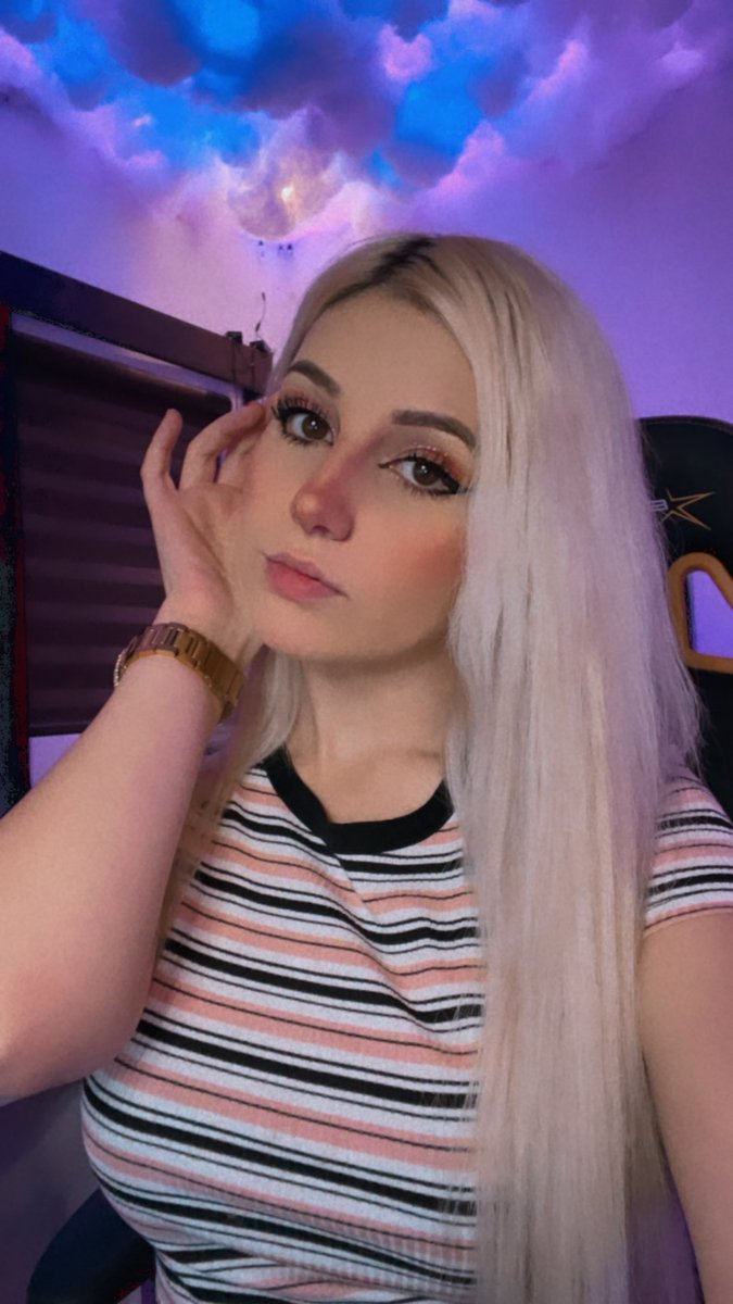 VaneEscamilla07's tweet photo. Holaaaaa, ya prendí stream en Twitch ven :c https://t.co/obYXN4ONNr