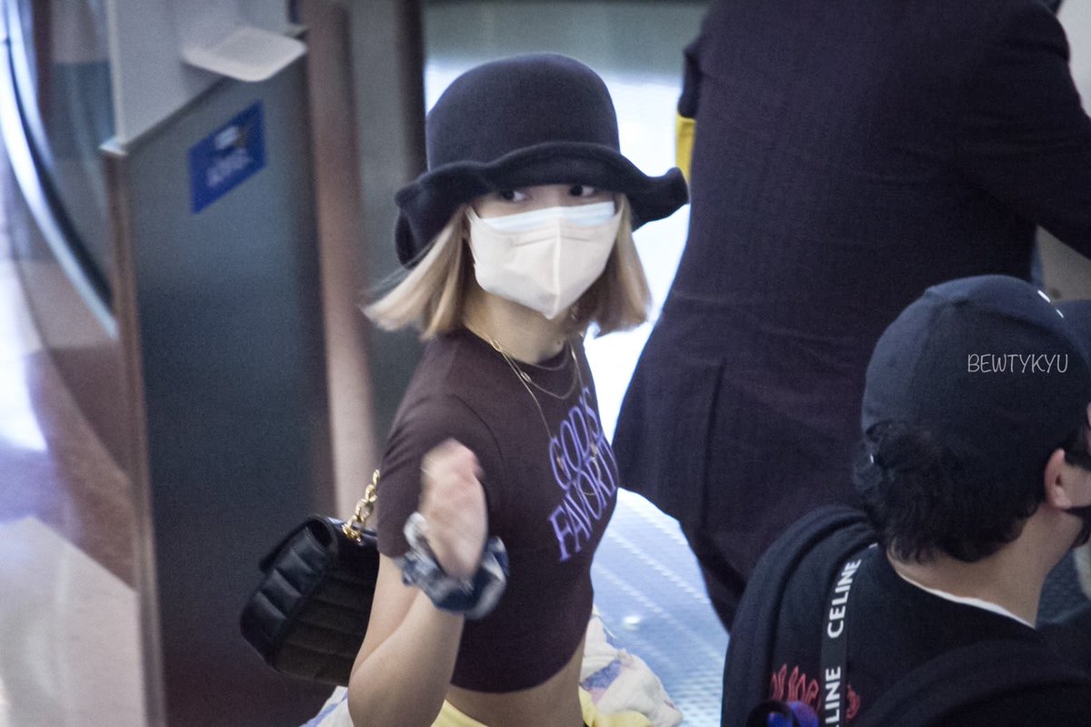 BewtyKyu813's tweet photo. ประเทศไทยมีลิซ่าแล้วนะ ยินดีต้อนรับนะหนู 🤍😍

WELCOME HOME LILI 

#LISA 
#มีนาแล้วมีลิซ่าด้วย 
@BLACKPINK https://t.co/I78G5yqjbl