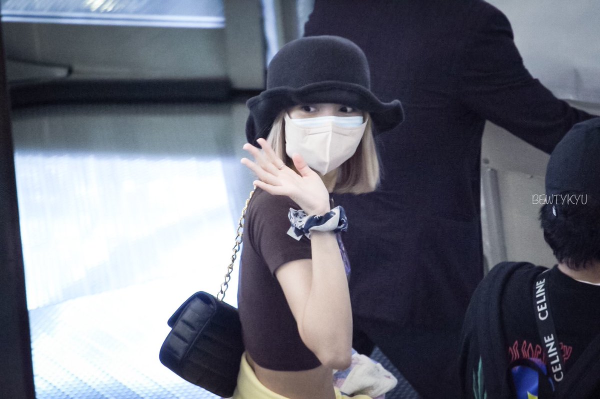 BewtyKyu813's tweet photo. ประเทศไทยมีลิซ่าแล้วนะ ยินดีต้อนรับนะหนู 🤍😍

WELCOME HOME LILI 

#LISA 
#มีนาแล้วมีลิซ่าด้วย 
@BLACKPINK https://t.co/I78G5yqjbl
