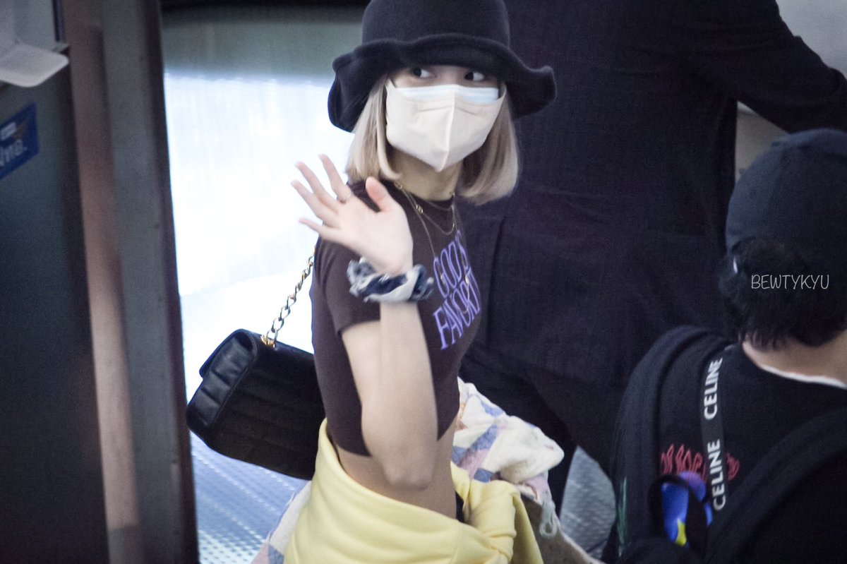 BewtyKyu813's tweet photo. ประเทศไทยมีลิซ่าแล้วนะ ยินดีต้อนรับนะหนู 🤍😍

WELCOME HOME LILI 

#LISA 
#มีนาแล้วมีลิซ่าด้วย 
@BLACKPINK https://t.co/I78G5yqjbl