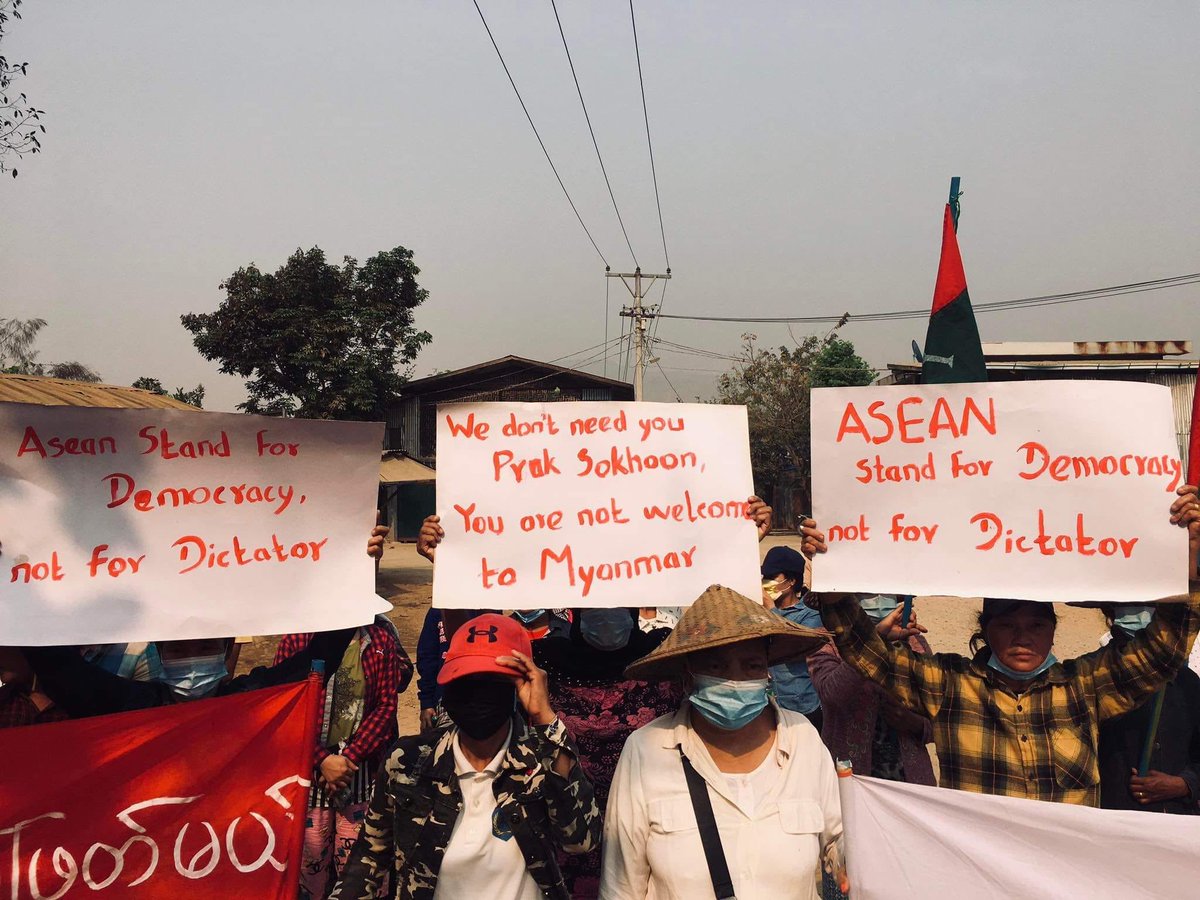 nslwin's tweet photo. About 400 people in Hpakant, Kachin State, rallied this morning to protest against the visit of the ASEAN Special Envoy Prak Sokhonn. 

Their messages:

ASEAN stand for Democracy, not for dictator.

We do not need you Prak Sokhoon, You are not welcome to Myanmar. https://t.co/J0MjTu5l7f