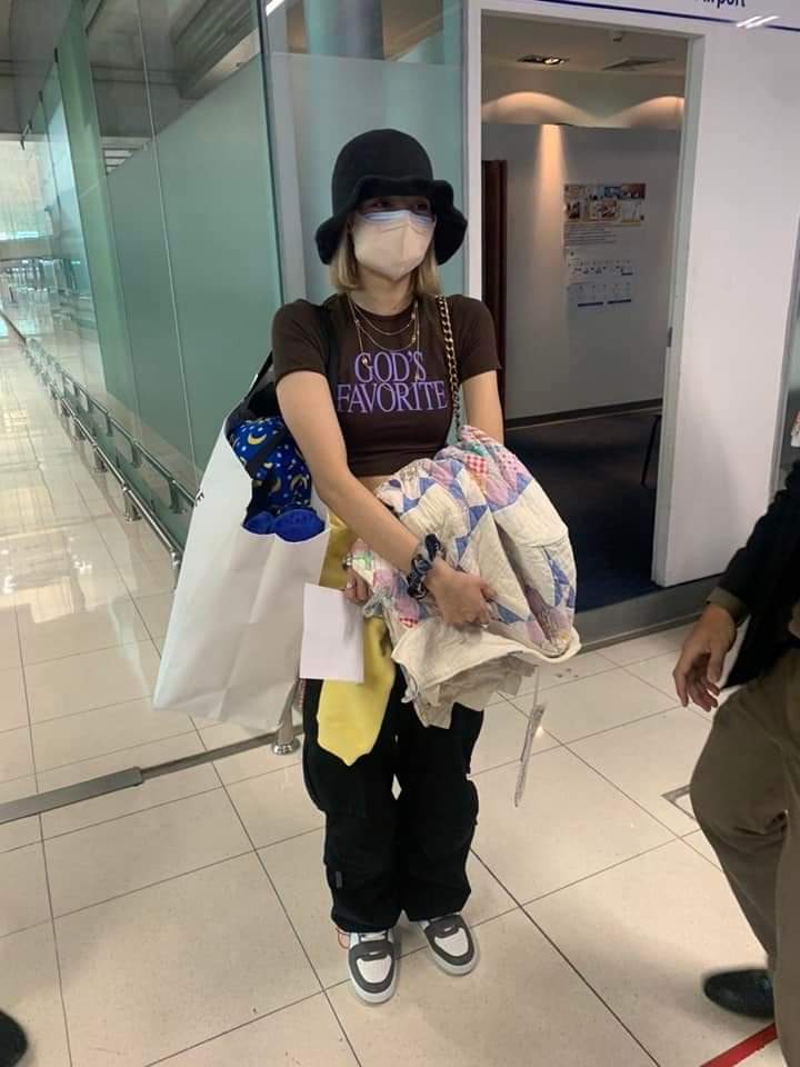 lllplps's tweet photo. เอ็นดูน้องมากกก ถอดเสื้อหนาวออกหมดมาถึงไทยที่แท้จริง😂 #WelcomeHomelili https://t.co/u2ppZBRLRV