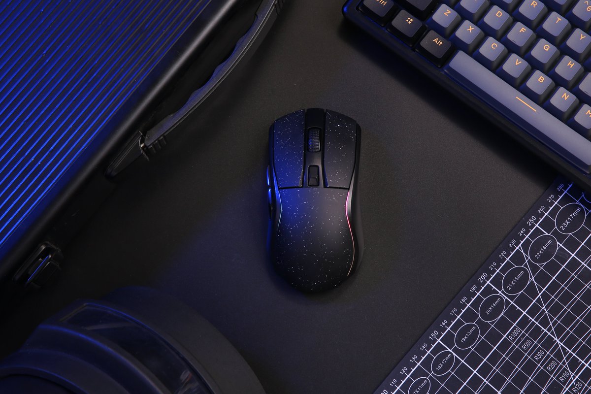 Dareu_Global's tweet photo. DAREU A950
Another 3-mode gaming mouse after A900.

You could enjoy your gaming or office life with this mouse in wired mode, 2.4G mode or even bluetooth mode.

follow Dareu Global for more colors on A950😁
#dareu #gaminggear #mouse #wirelessmouse #Bluetooth #blackmouse https://t.co/2NKz4CLVGm