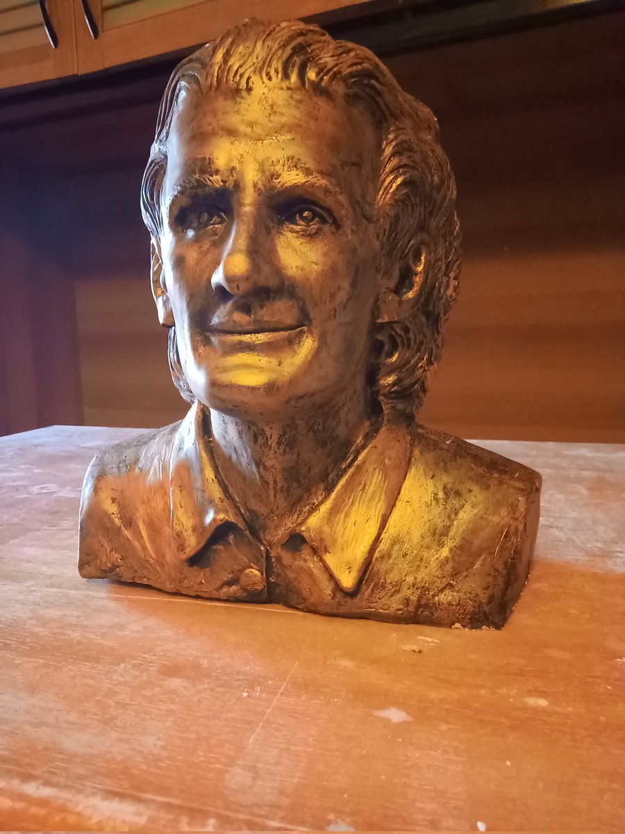 FrancescoTibur1's tweet photo. Busto di Massimo Troisi (gesso effetto bronzo) https://t.co/GpJAVUTJB6