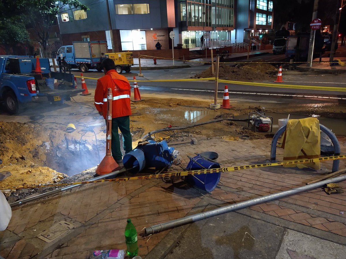 bog_brush's tweet photo. Not sure if they're conjuring a spirit of the underworld or fixing a pipe, but fair play to @AcueductoBogota for working through the night.

#Colombia #bogota https://t.co/1vz8OvqXHc