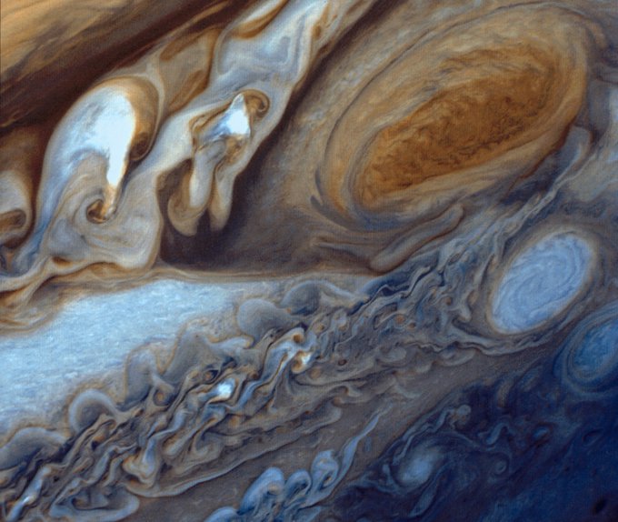Menampikan permukaan planet Jupiter yang nampak seperti pusaran angin.