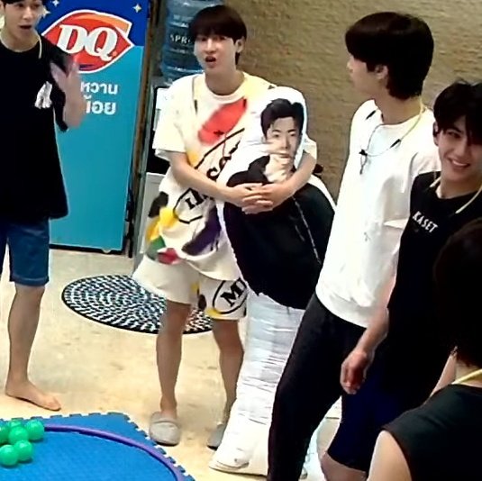 offguncuddles's tweet photo. #GMMTVSafeHouseSS3D2
offgun                                 earthmix https://t.co/blOclJ3S9A