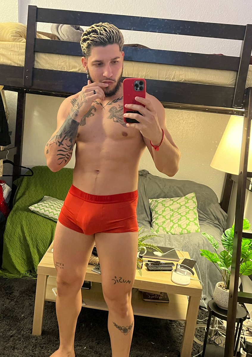 yourcubano's tweet photo. If u r a bottom RT i might fuck u https://t.co/O0fLnG8y9N