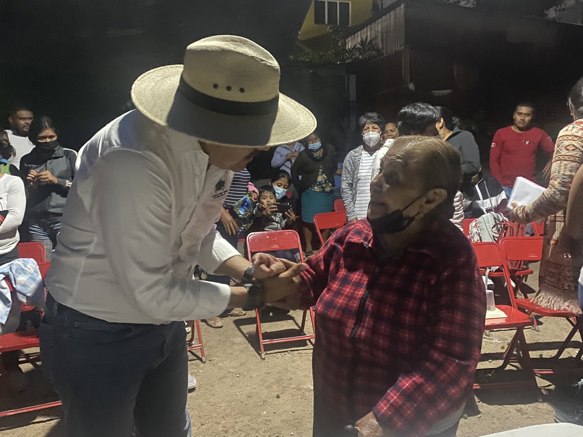 afodepoac's tweet photo. Me reuní con hombres y mujeres de San Agustín Etla, quienes se suman a #AFODEPO para encontrar mejores oportunidades para sacar adelante a sus familias, por eso de la mano de Leidi Ramos, nuestra representante en la zona, trabajaremos muy duro para ayudarlos. @psicluis222 https://t.co/eDZzE7ffqb