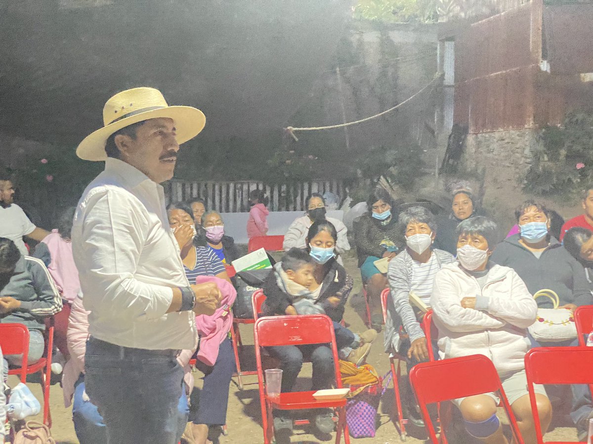 afodepoac's tweet photo. Me reuní con hombres y mujeres de San Agustín Etla, quienes se suman a #AFODEPO para encontrar mejores oportunidades para sacar adelante a sus familias, por eso de la mano de Leidi Ramos, nuestra representante en la zona, trabajaremos muy duro para ayudarlos. @psicluis222 https://t.co/eDZzE7ffqb