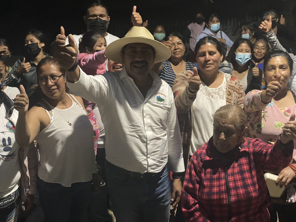 afodepoac's tweet photo. Me reuní con hombres y mujeres de San Agustín Etla, quienes se suman a #AFODEPO para encontrar mejores oportunidades para sacar adelante a sus familias, por eso de la mano de Leidi Ramos, nuestra representante en la zona, trabajaremos muy duro para ayudarlos. @psicluis222 https://t.co/eDZzE7ffqb
