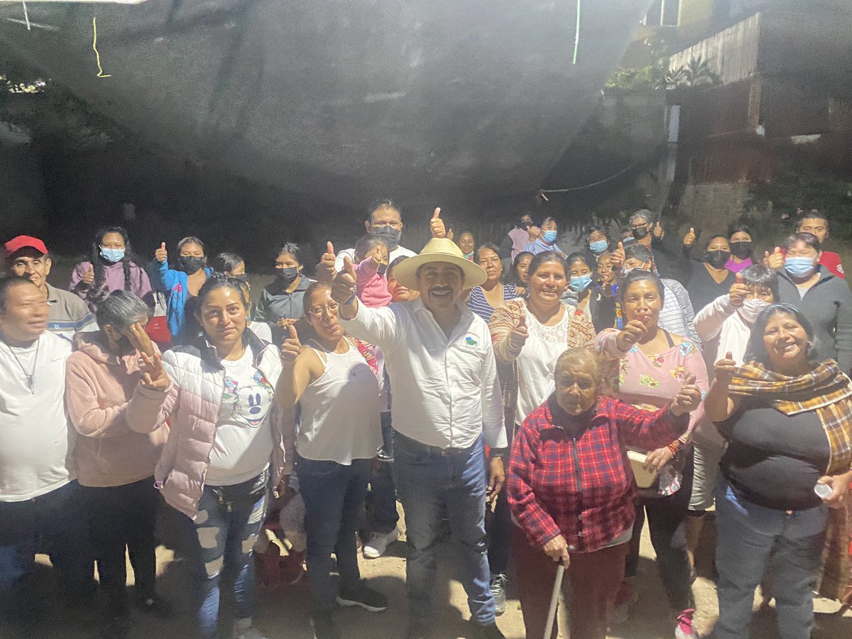 afodepoac's tweet photo. Me reuní con hombres y mujeres de San Agustín Etla, quienes se suman a #AFODEPO para encontrar mejores oportunidades para sacar adelante a sus familias, por eso de la mano de Leidi Ramos, nuestra representante en la zona, trabajaremos muy duro para ayudarlos. @psicluis222 https://t.co/eDZzE7ffqb