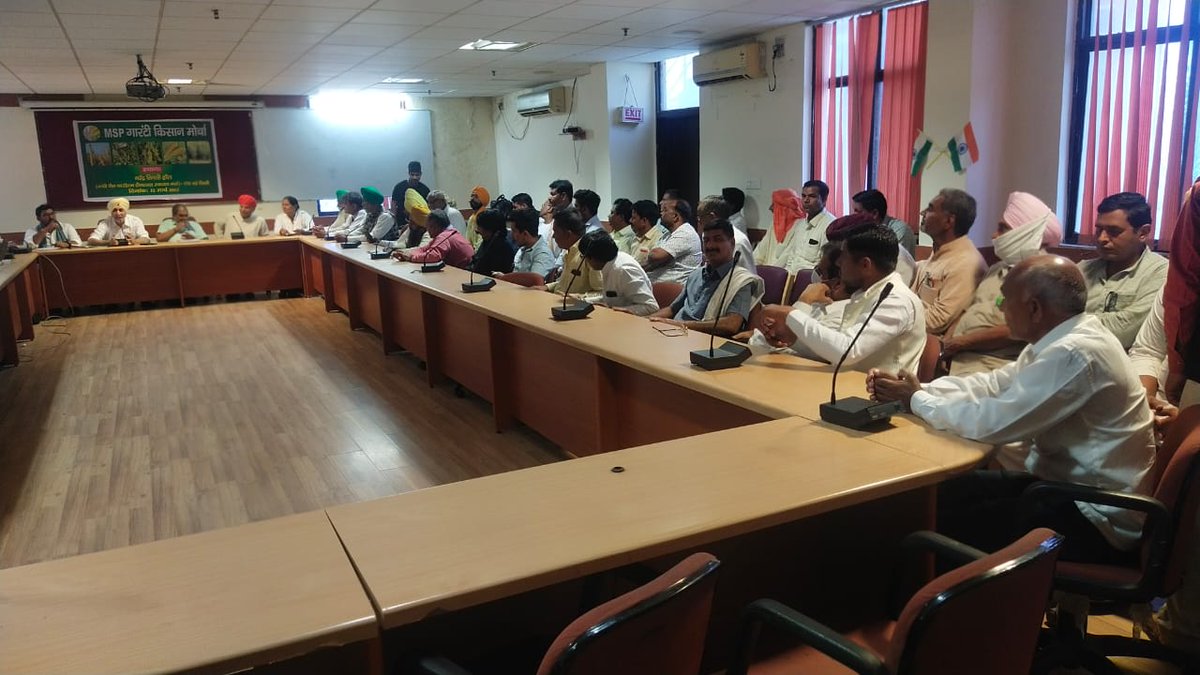 SardarVm's tweet photo. MSP गारंटी किसान मोर्चा

देश के 25 प्रान्तों के किसान नेताओं का MSP को लेकर मंथन
#MSP https://t.co/X17xL6GRDL