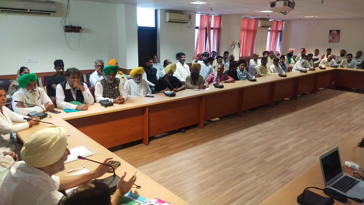 SardarVm's tweet photo. MSP गारंटी किसान मोर्चा

देश के 25 प्रान्तों के किसान नेताओं का MSP को लेकर मंथन
#MSP https://t.co/X17xL6GRDL
