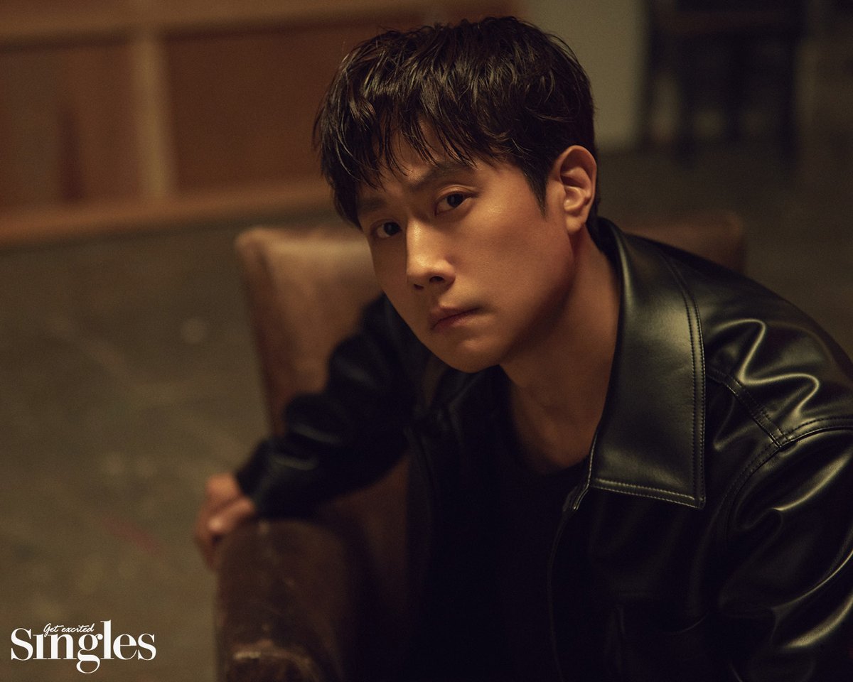 바로 내일 개봉하는 기대작 #뜨거운피 의 #정우 #이홍내 를 #싱글즈 가 먼저 만났습니다. ✨영화만큼이나 뜨거웠던 두 배우의 이야기와 밑바닥...