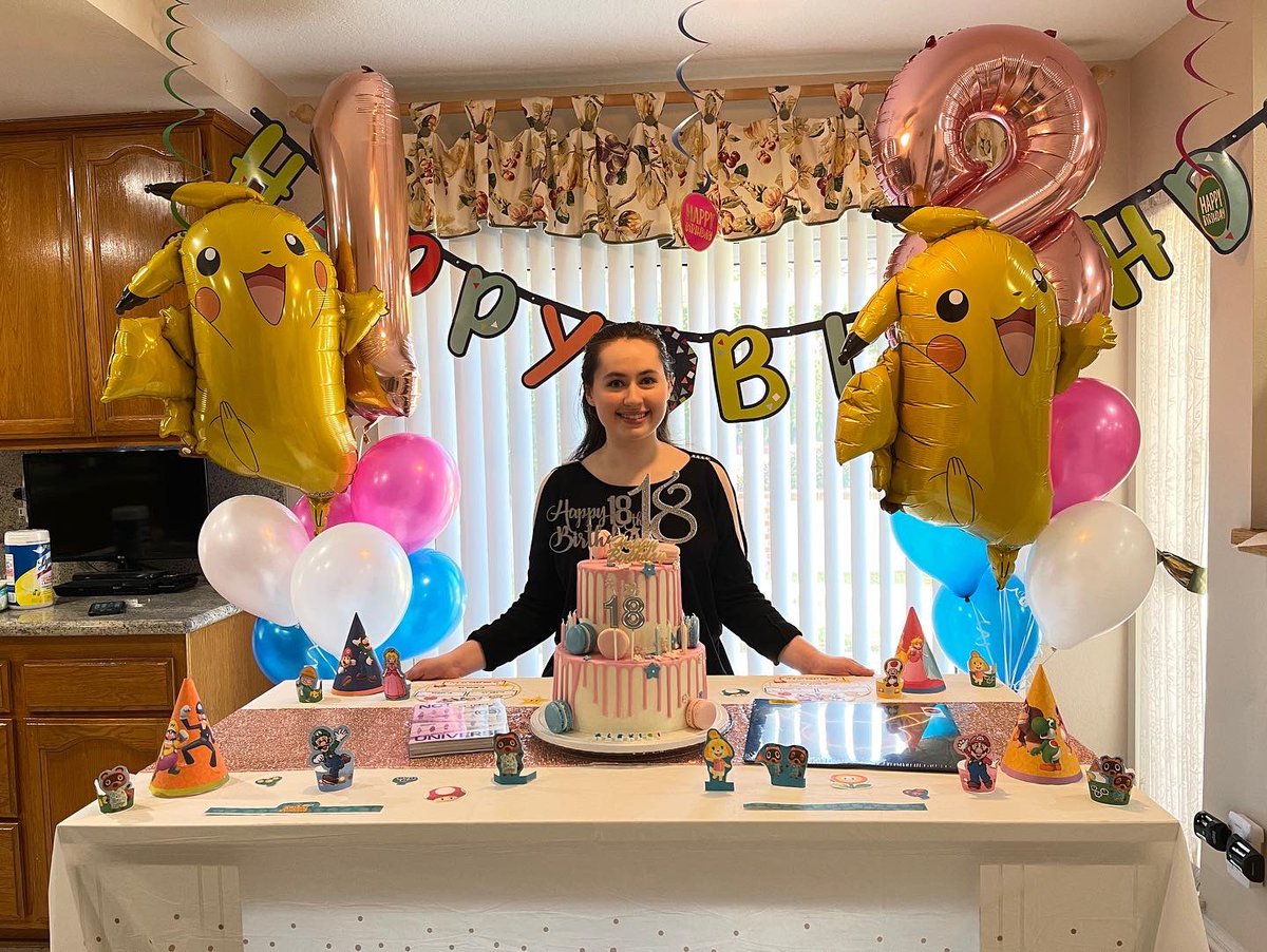 Camsheehan3's tweet photo. 18 🎂🎈🎉

Very Blessed and happy to be with family!!
Thank you all for the Birthday wishes! 💖 https://t.co/UnsY5kjTGn