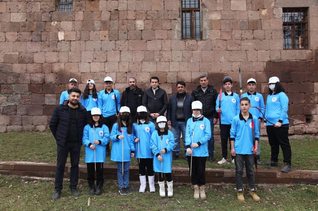 Ahlat Kaymakamlığı ve Ahlat Doğa ve Kültürel Mirası Yaşatma Derneği "1071 Kitap otağı" prejesi Kapsamında Kitap okuma ve Okçuluk etkinlikleri devam ediyor.