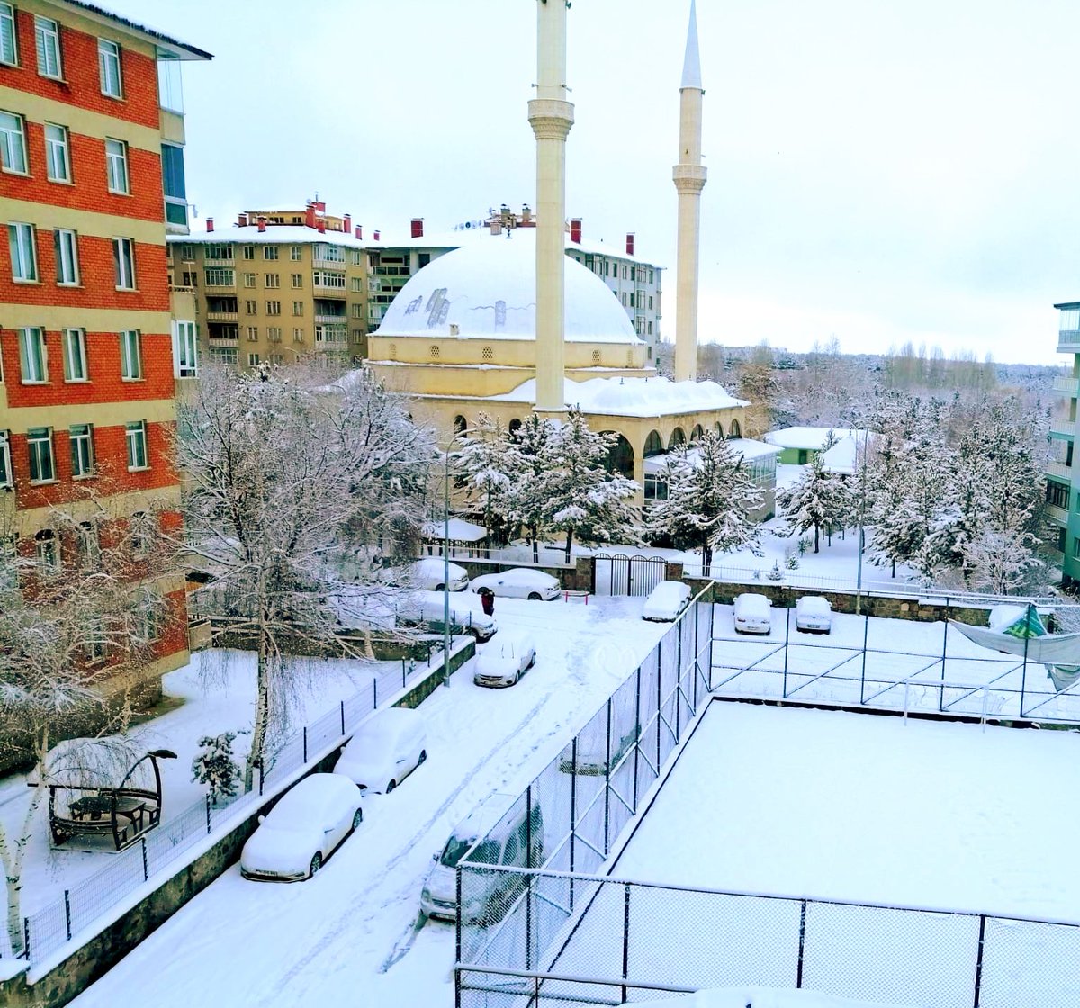 faik_calik's tweet photo. O'ndan gelen her şey güzeldir ....

hoştur bana senden gelen
ya gonca gül, yahut diken
ya hilâttır, yahut kefen
kahrın da hoş,lütfun da hoş https://t.co/uXEI8hoF5C