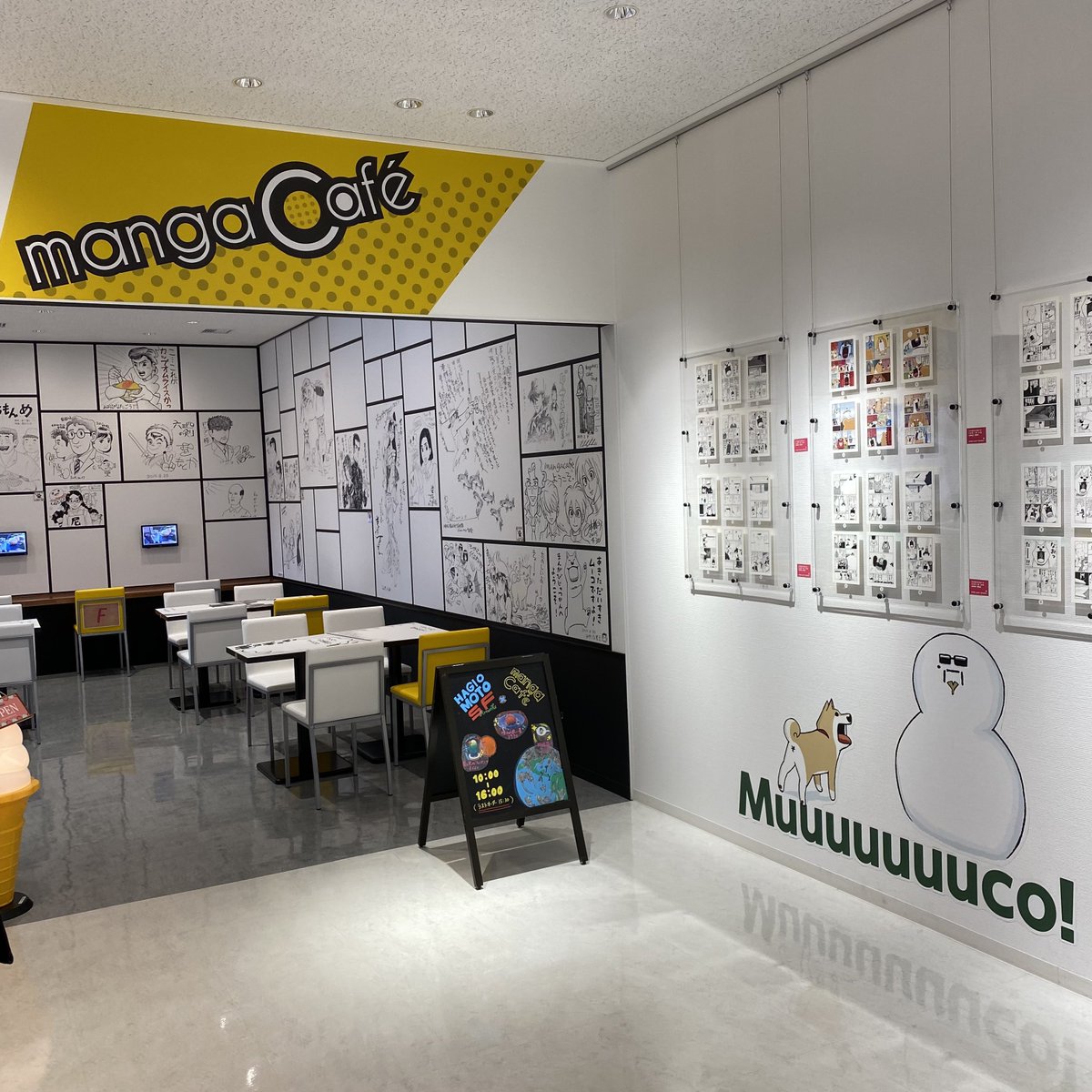 併設カフェの前にまで大きく展示して頂いてます。カフェ中のらくがき見たら3年ぶりの訪問でした。時が流れるの早い…。(続きます) 