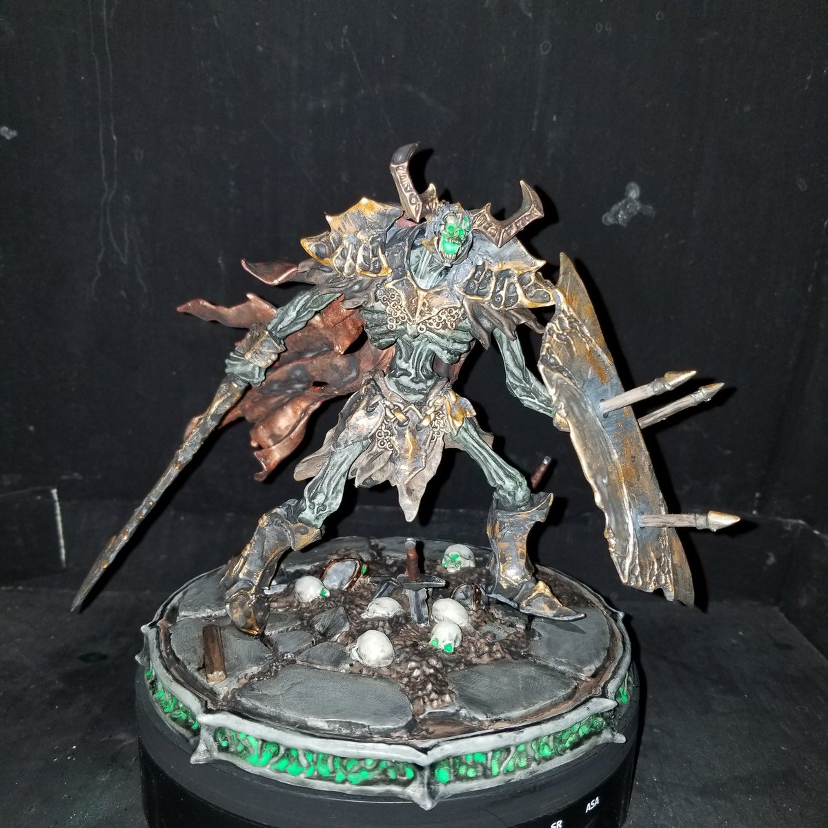 artofthecrowe's tweet photo. The Death Knight is finally completed and think it turned out pretty good.

#deathknight #displaymini #3dresinprint #art #painting #minipainting #minifigure #dungeonsanddragons #undeadknight https://t.co/dCEVgzxO6n