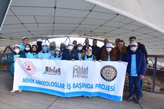 "Minik Arkeologlar İş Başında” projesi kapsamında minik arkeologlarımıza Şanlıurfa ve Diyarbakır’daki tarihi mekanları gezdirdik.