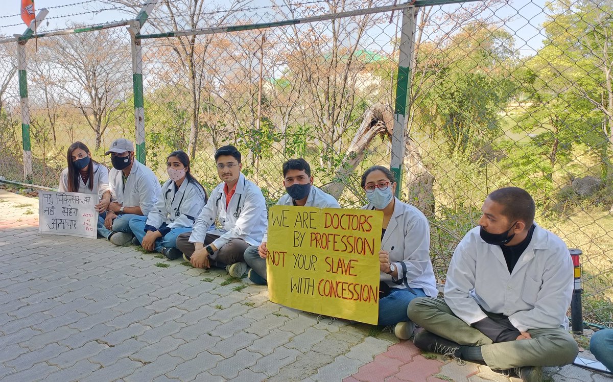 Drgcncovas's tweet photo. Strike #Day9
आज दिनांक 22/03/2022, हड़ताल के नौवें दिन के चलते डॉ. जी.सी. नेगी वेटरनरी कॉलेज पालमपुर के छात्र, वूल फेडरेशन,में आयोजित योजना बैठक के बाहर अपने इंटर्नशिप भत्ते को बढ़ाने की मांग को लेकर शांतिपूर्ण धरने पर।
#HP_Vet_Stipend 
@shantakumarbjp 
@CMOFFICEHP
@virenderknwr https://t.co/u1ajKUtqQh
