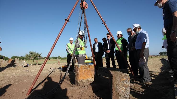 Ahlat Selçuklu Mezarlığı'nda Tarihin Görgü Tanıkları Ayağa Kalkıyor Projesi kapsamında 130 adey mezar taşı daha ayağa kaldırıldı.