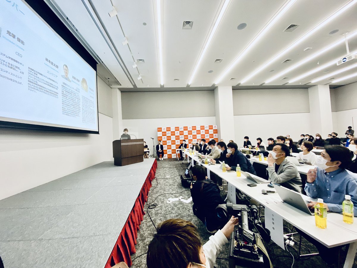 ryosera_jp's tweet photo. 長崎市スタートアップ支援事業 #コッコデショ、今年度最終日を迎えました。

#Makuake の上場までの歩みを聞いた後、5組のプレゼンがあり、学生発の医療テック事業「#3Dbones」がグランプリに。賞金100万円授与👏 

長崎が新たなビジネスを生みだす街へ。
新たな時代の幕開けです。 #長崎を持ち上げよ https://t.co/0JxxsN1BVL
