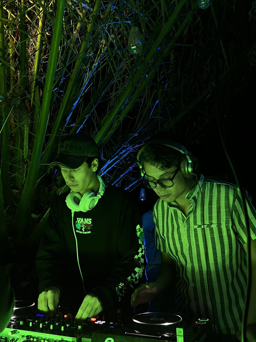 HmnsMx's tweet photo. Linda noche de viernes.

“Release Party” 
Epiphany Remixes EP

¡Escúchalo ya!
.
.
.
.
#musicproduction #releaseparty #ViernesDeluxe https://t.co/YC3oIxWFWp