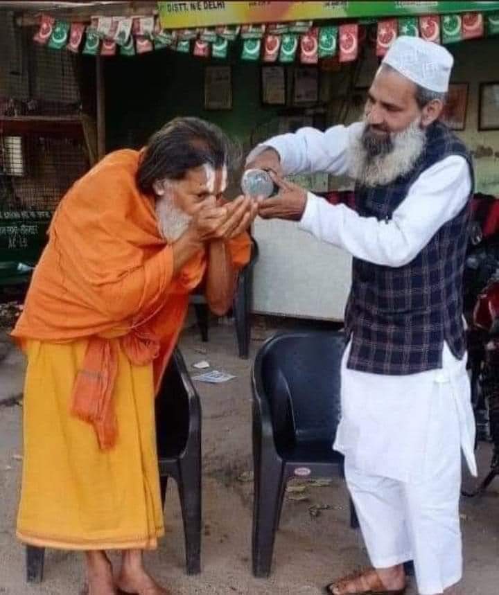 ऐसा ही माहौल चाहिए देश का 
#hindumuslimbhaibhai