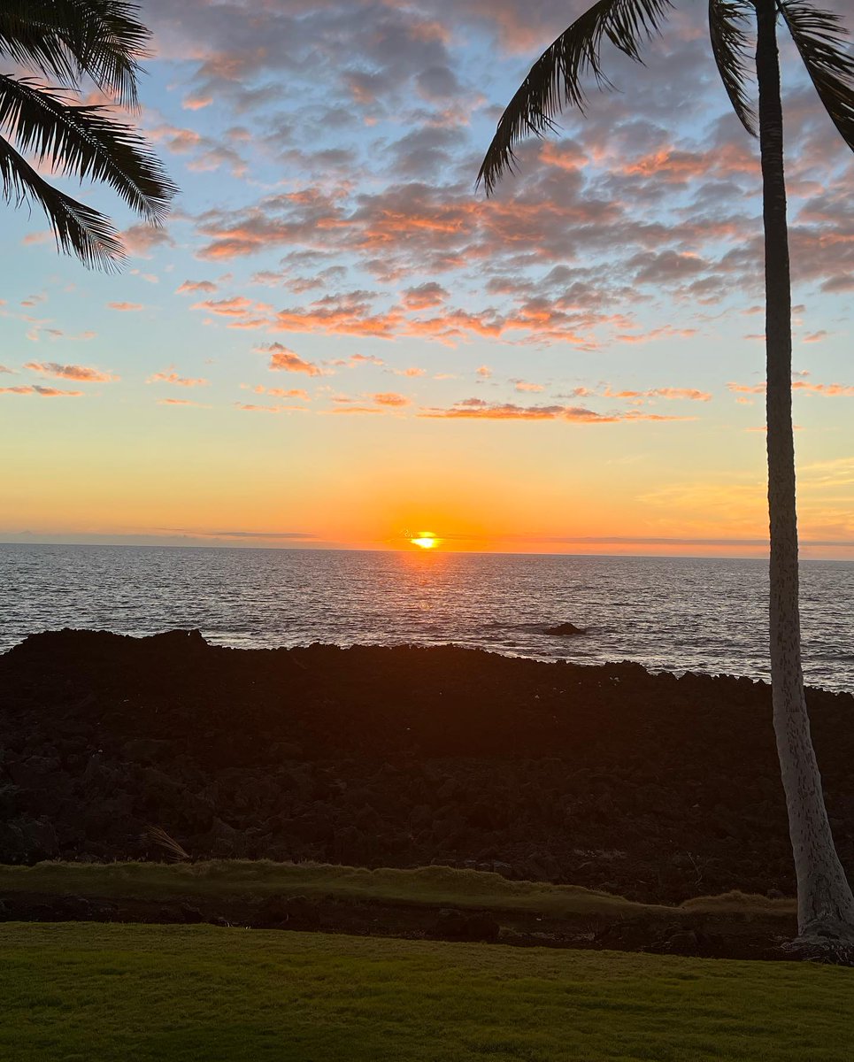 desteen_smith's tweet photo. It would be my pleasure to fall. I wonder if I'll look beautiful like this sunset😍 https://t.co/ZcSiK7y6mE