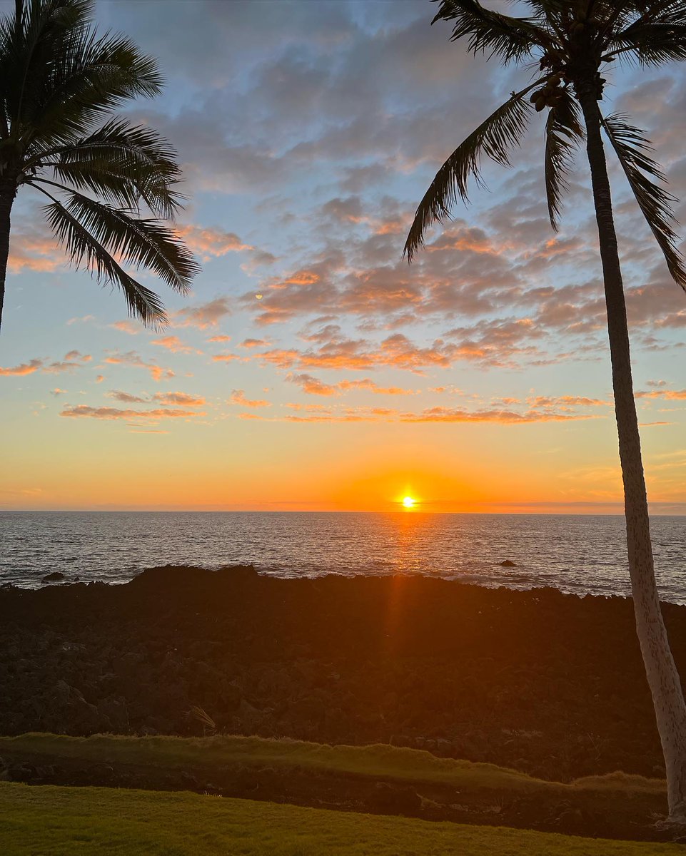 desteen_smith's tweet photo. It would be my pleasure to fall. I wonder if I'll look beautiful like this sunset😍 https://t.co/ZcSiK7y6mE