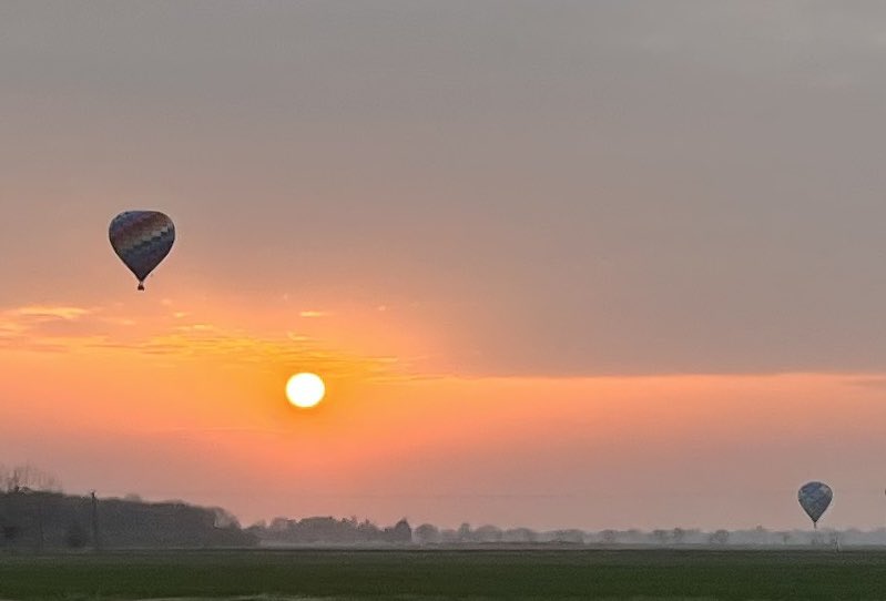 FNCStamford's tweet photo. What a view we had on the way home from work last night… 🌅
#endoftheday #sunset #balloons #airballon #onthewayhome #driving #views #peterborough #drivingintothesunset https://t.co/DlReMIOZyL