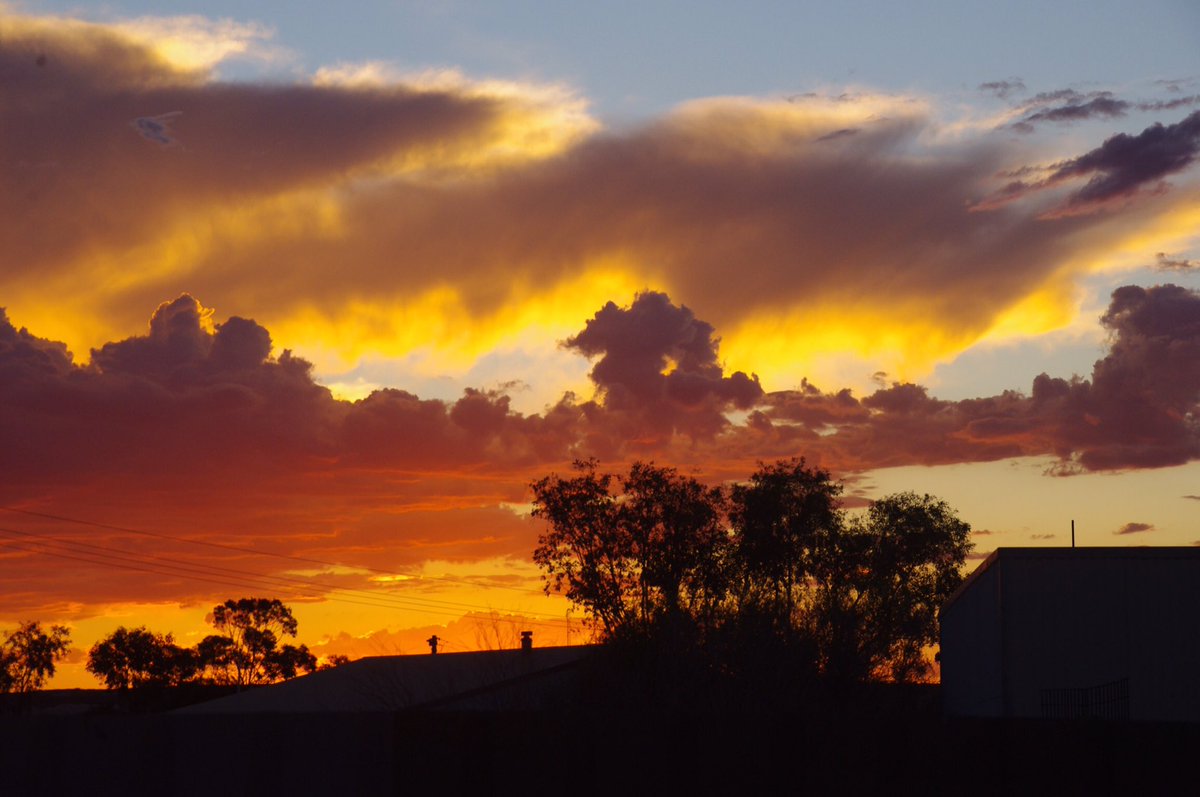 outbackjunita's tweet photo. The sky has looked amazing the last couple weeks. It is very hot out here in the desert cooling off a bit tomorrow
#Andamooka #sunsets #AlboforPM #savotes 😄#outbackSA https://t.co/dyxccWoUTI