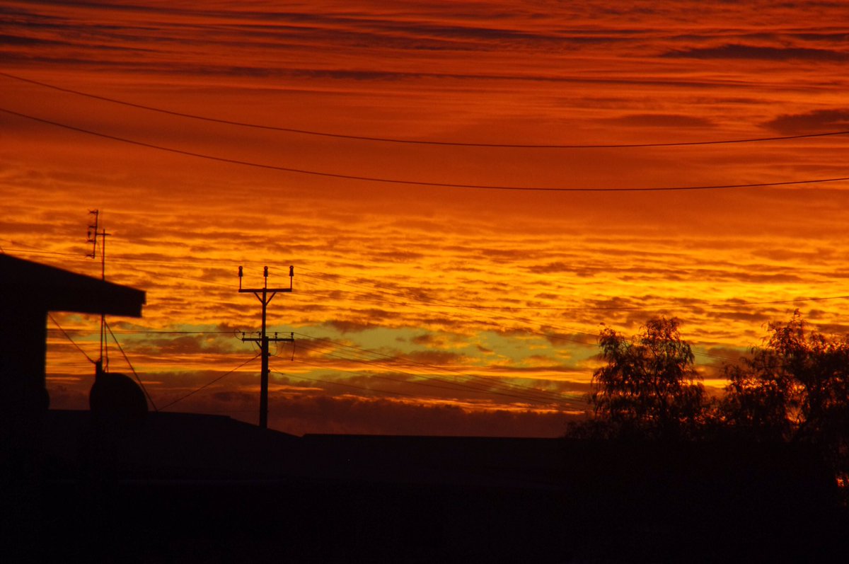 outbackjunita's tweet photo. The sky has looked amazing the last couple weeks. It is very hot out here in the desert cooling off a bit tomorrow
#Andamooka #sunsets #AlboforPM #savotes 😄#outbackSA https://t.co/dyxccWoUTI