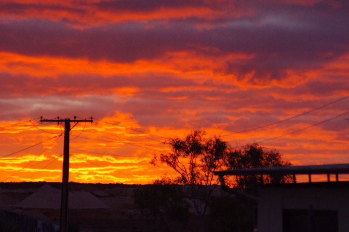 outbackjunita's tweet photo. The sky has looked amazing the last couple weeks. It is very hot out here in the desert cooling off a bit tomorrow
#Andamooka #sunsets #AlboforPM #savotes 😄#outbackSA https://t.co/dyxccWoUTI