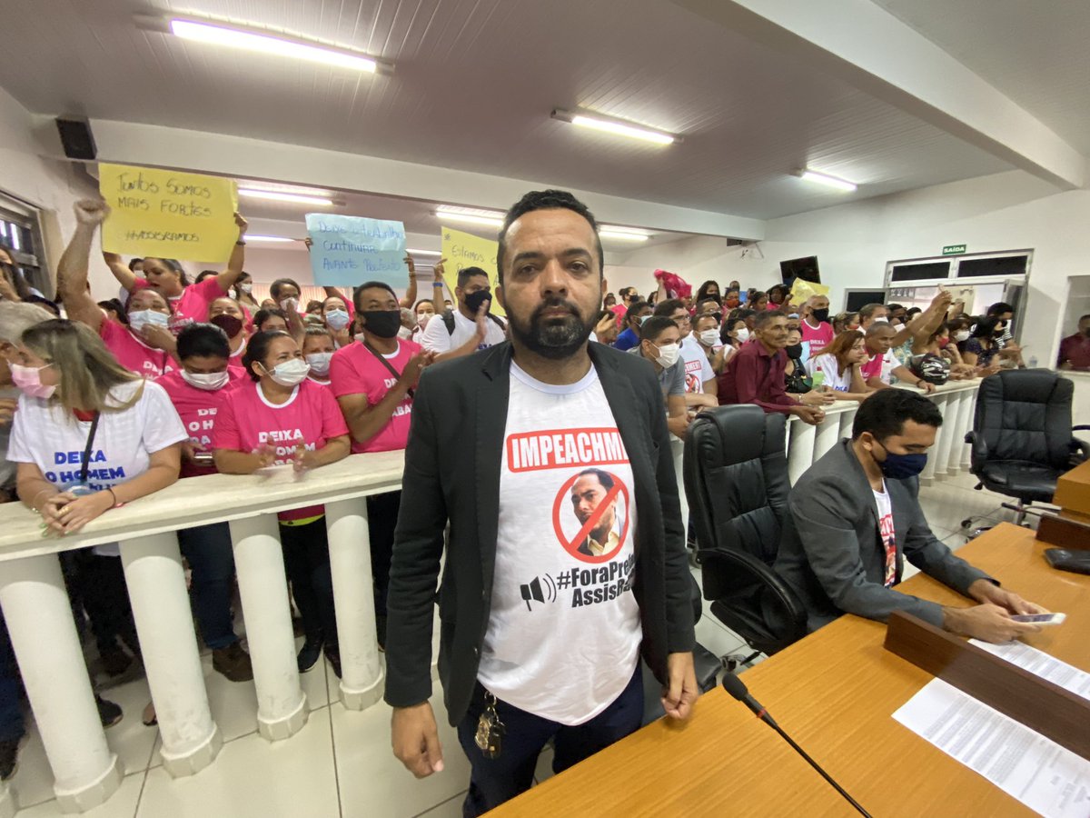 aureliovereador's tweet photo. 📢 #ForaAssis - Prefeitura obriga servidores nomeados a lotarem manifestação na Câmara em horário de serviço com camisetas e gritos de "deixa o homem trabalhar". Carro de som e locutor contratados já estavam no local desde as 7h30. https://t.co/y0rsmYlSWQ