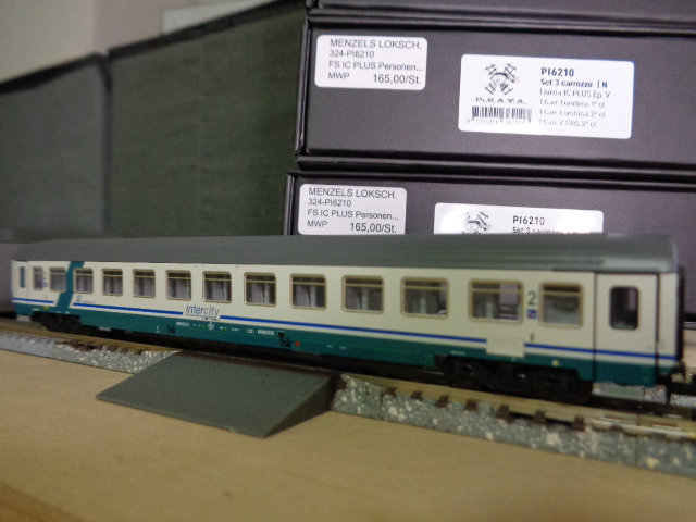 ruriwo4649's tweet photo. menzels-lokschuppenからPIRATAのFSInterCityPlusセットが届いた。UIC-Z1の車体は改良されてるかは不明だが以前製品化した時と同じエッチング製だった。この頃はGC車のドイツ乗り入れは殆ど無かったから品番6210だけ買った、別のshopからあと1セット届く予定。
#modelleisenbahn #SpurN #PIRATAmodel https://t.co/yraJcvNUzn