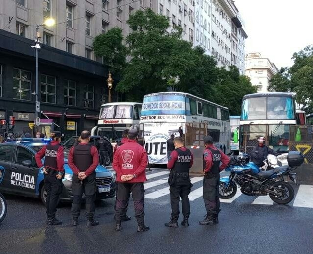 FORDPASION1's tweet photo. ⚠⚠ATENTI, ATEEENTIII!!!⚠⚠
Piquete de Micros de Turismo!!!
⛔ #Corte de #DiagonalRoca desde altura #AvenidaBelgrano. No los dejan avanzar..... https://t.co/Tgyb01KMJH
