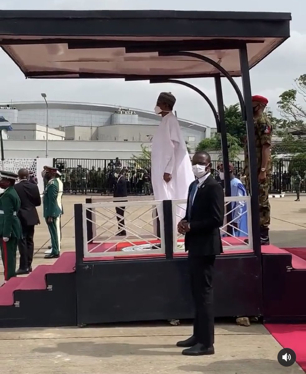 RealKiddWaya's tweet photo. How can the biggest economy in Africa be using stones to hold the stage the president of Nigeria is standing on? As in we no get standard or what? https://t.co/iPnBvdOGLy