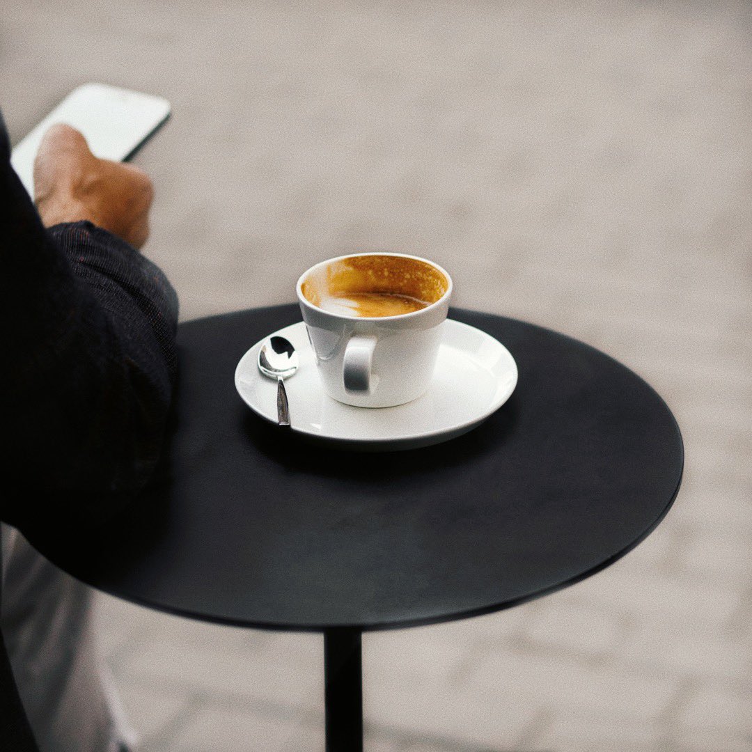 Sun’s out, cups out! ☀️ Nāc ciemos uz Baznīcas 13 vai Stabu 38 un baudi savu iecienīto tasi kafijas pie galdiņiem ārā! ☕️

#KALVEcoffeeshops