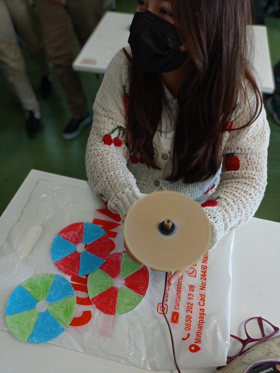 7.Sınıflarımız Newton çarkı tasarlayarak beyaz ışığın renk değil , tüm renklerin birleşimiyle oluşan bir ışık olduğunu gözlemlediler. 🌈 #UğurdaEğitim #UğurluOlmak