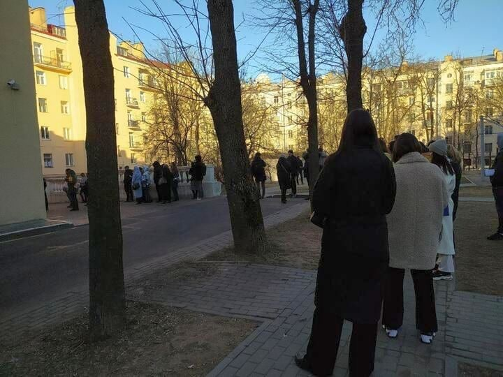 viasna96's tweet photo. У Мінску міліцыянты папярэджваюць людзей у чэргах на апастыль пра адказнасць за несанкцыянаваны сход
Сёння днём да чаргі прыйшлі супрацоўнікі міліцыі і папярэдзілі прысутных пра адказнасць за ўдзел у несанкцыянаваным масавым мерапрыемстве. https://t.co/mivq9b6MQz