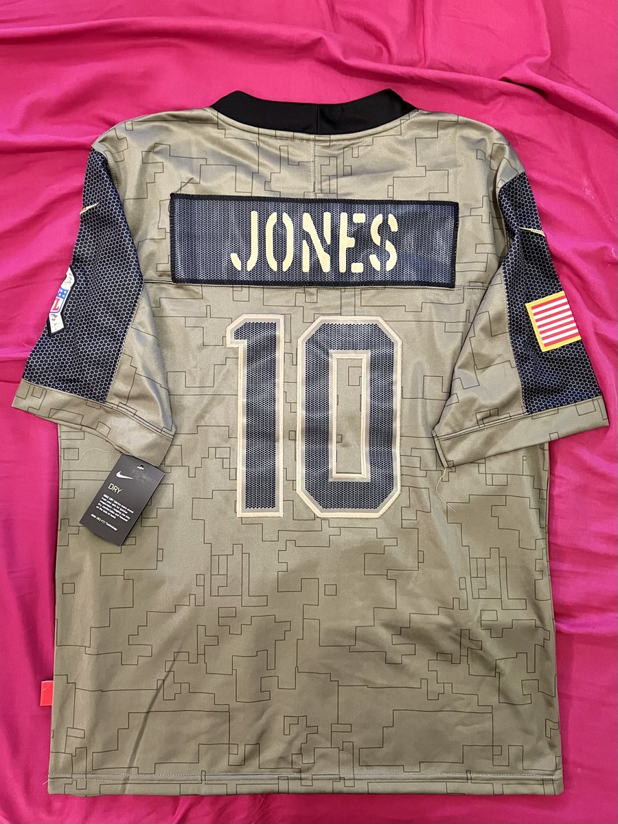 PatriotsMadrid's tweet photo. ¡Pues aquí la tenéis! ¡Sorteamos una réplica de la camiseta "Salute to Service 2021" de Mac Jones! Talla S (pecho: 60 cm, largo: 78 cm, aunque sea S es bastante grande 😉). Seguid leyendo el hilo 👇 para ver las normas del sorteo. #PatriotsMadrid #SorteoPatriotsMadrid https://t.co/1TaoFQUTsC