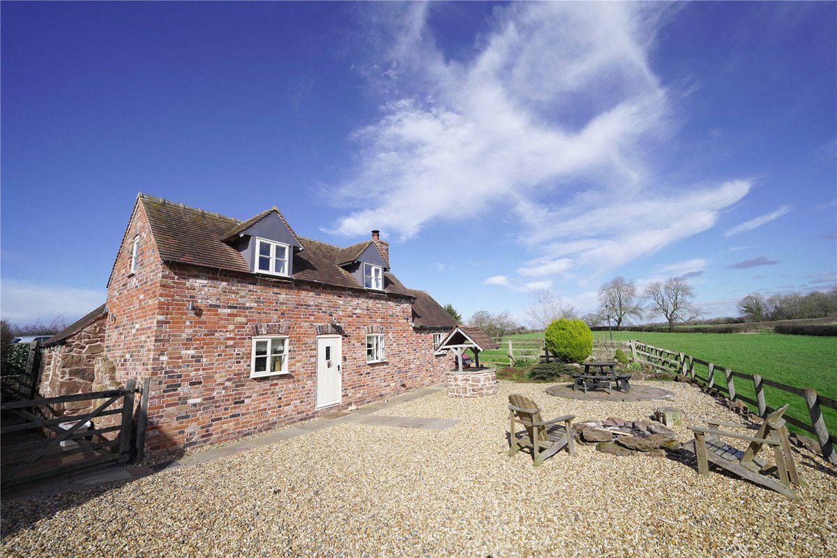 PropertyCentres's tweet photo. This stunning detached period cottage is brimming with character - from the feature fireplace to the well outside π
Find out more > https://t.co/tO0orWYXEa...
#character #cottage #countryside #shropshire #telford #shrewsbury #featureproperty #forsale #estateagents #dbroberts https://t.co/1QSYA3hg2w