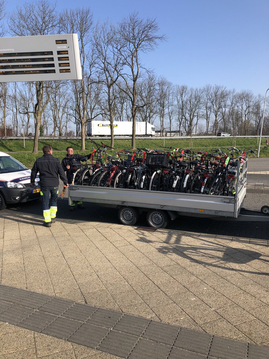 BoaTeylingen's tweet photo. Zojuist een weesfietsen actie gehouden bij station #sassenheim samen met de buitendienst. #Samenwerking #opschonen #opgeruimd #handhaving . https://t.co/pXOLIBZlfS