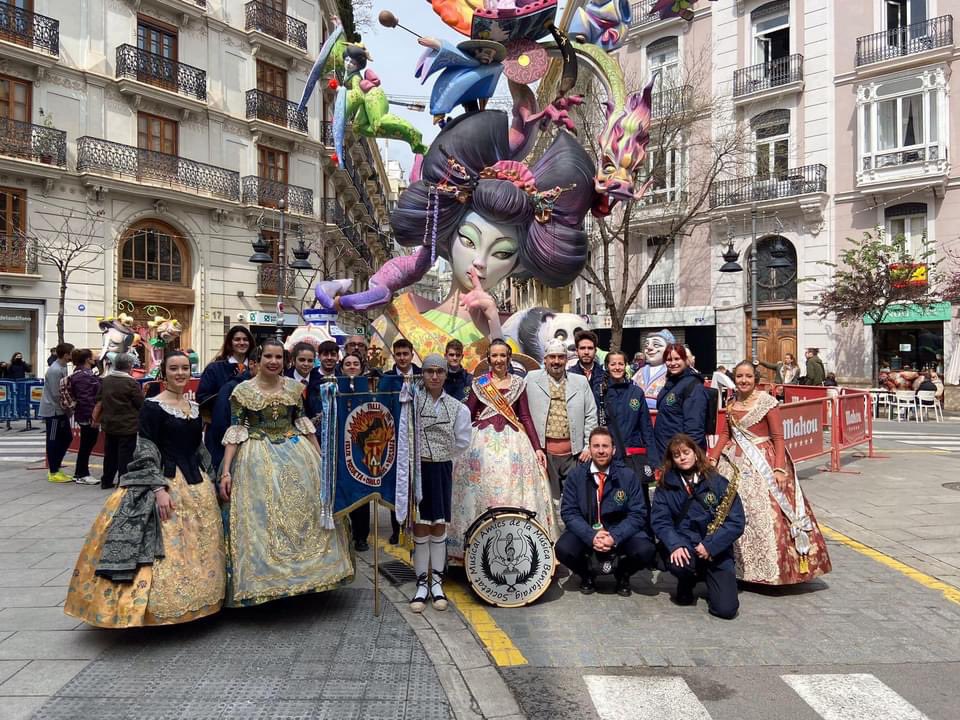 El 18 de marzo nos reunimos con todas las <a href="/fallasgranvia/">Agrupación Fallas Gran Vía</a>. Sus representantes recibieron un cuadro conmemorativo de su reinado. El director de nuestra banda <a href="/SMBenifaraig/">Societat Musical de Benifaraig</a> dirigió a las 13 bandas en la interpretación del Himno. Además participamos en el homenaje al Maestro Serrano.